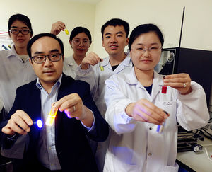 Pu Kanyi (links vorne) und sein Team mit Leuchtmolekülen (Foto: ntu.edu.sg)
