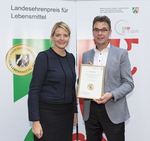 Norbert Büsch erhält Landesehrenpreis (Foto: mulnv.nrw.de)