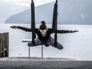 Schweben in luftiger Höhe beim Aerial Yoga am Vierwaldstättersee