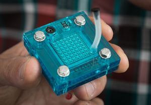 Innovativer Prototyp des neuen Hybridgeräts (Foto: Reed Hutchinson, ucla.edu)