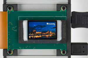 Mikrodisplay mit 1920 x 1200 Pixeln (Foto: Claudia Jacquemin, fep.fraunhofer.de)