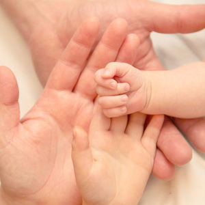 Hände: Babys sollten bei Mutter im Bett schlafen (Foto: pixelio.de, redsheep)