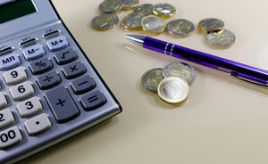 Rechnungen: Eltern helfen erwachsenen Kindern (Foto: pixelio.de/l-vista)