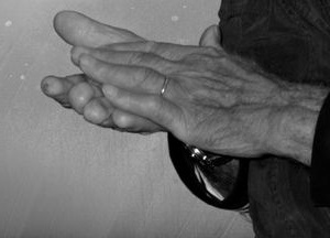 Alte Hände: Krebs verringert Lebensqualität stark (Foto: pixelio.de, sokaeiko)