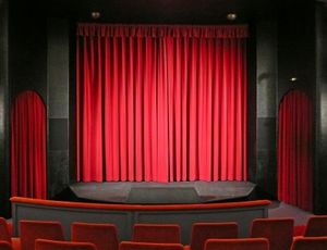 Hinterm Vorhang lauern sexuelle Übergriffe (Foto: Gabi Schoenemann, pixelio.de)