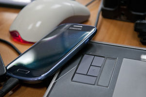 Ladevorgang: Akku-Anzeige ständig im Auge (Foto: Jörg Brinckheger/pixelio.de)