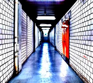 Krankenhausgang: Krebsrisiko bei Frauen hoch (Foto: pixelio.de/Dieter Poschmann)