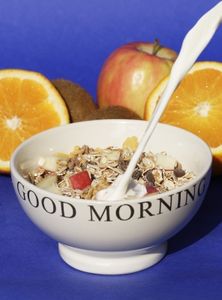 Müsli und Obst am Morgen schützen Darm (Foto: Harry Hautumm, pixelio.de)