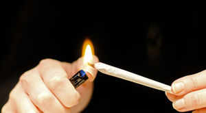 Joint anzünden: Legalisierung ohne massive Folgen (Foto: pixelio.de, Petra Bork)