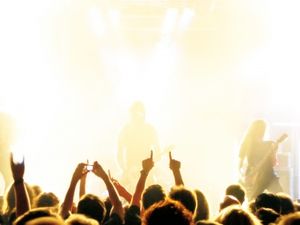Fans beim Konzert: Traurige Songs sind beliebt (Foto: bluefeeling, pixelio.de)