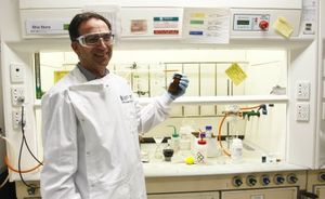 Mark Blaskovich mit einem modifizierten Antibiotikum im Labor (Foto: uq.edu.au)