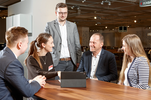 Alois Kobler mit Auszubildenden (Foto: XXXLutz)