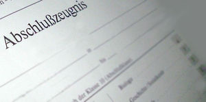 Zeugnis: Software-Firma verkauft Fälschungen (Foto: Melanie Jedryas, pixelio.de)