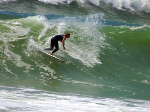 Surfer: Wasser birgt oft hohes Keimrisiko (Foto: Christian Seidel, pixelio.de)