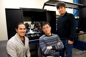 MIT-Forscher: Jeehwan Kim (Mitte) und Kollegen (Foto: Kuan Qiao)
