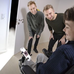 Behinderter Jugendlicher testet das neue Bediengerät (Foto: dtu.dk)