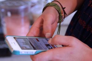 Smartphone: viele sind immer und überall online (Foto: flickr.com/takingshotsdc)