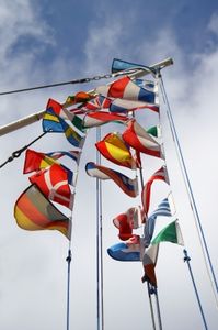 Fahnenmast: User lesen gerne Muttersprache (Foto: S. Hofschlaeger, pixelio.de)