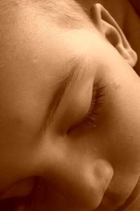 Ruhender Junge: Guter Schlaf ist sehr wichtig (Foto: pixelio.de, Karina Sturm)