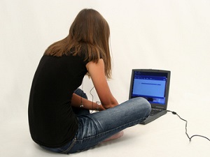 Vor dem PC: Chat mit Unbekannten überwiegt (Foto: pixelio.de, Alexandra H.)