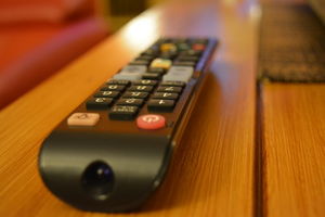 Fernbedienung: Streaming-Dienste sollen warnen (Foto: Deborah Weber, pixelio.de)