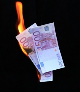 Geldvernichtung: teils bewusst herausgefordert (Foto: Rainer Sturm, pixelio.de)