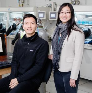 Hyunjoong Chung (links) und Ying Diao im Forschungslabor (Foto: illinois.edu)