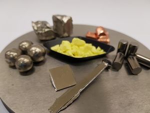 Amorphe Proben aus einer neuen Titan-Schwefel-Legierung (Foto: uni-saarland.de)