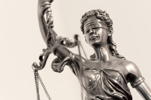 Justitia: Singapur löst Nachbarstreits online (Foto: Thorben Wengert/pixelio.de)