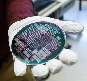 Wafer mit Vanadiumdioxid ersetzt bald Silizium (Foto: Jamani Caillet, epfl.ch)