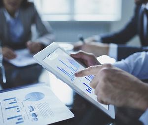 Kalkulation: Unternehmen stecken viel Geld in FuE (Foto: zew.de)