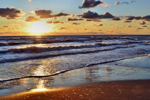 Küste: Das Wasser steigt ständig stärker (Foto: Andreas Hermsdorf, pixelio.de)