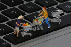 Einkaufen: digitale und analoge Welt vereinen (Foto: Tim Reckmann, pixelio.de)
