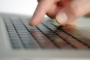 Tippen: Ländliche User tweeten mehr (Foto: Petra Bork, pixelio.de)