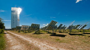 Solarturm in Jülich mit dem hell erleuchteten Receiver (links) (Foto: dlr.de)