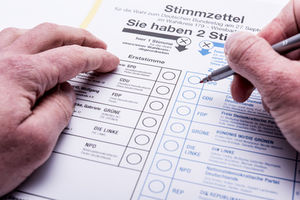 Stimmzettel: User bei Meinungen vorsichtig (Foto:Timo Klostermeier, pixelio.de)