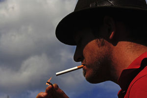 Anzünden einer Kippe: Mitschuld urbaner Armut (Foto: günther gumhold/pixelio.de)