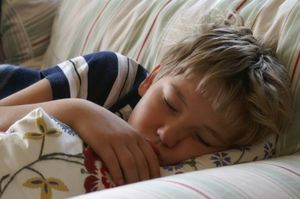 Müdes Kind: In der Nacht lieber online (Foto: Stephanie Hofschlaeger/pixelio.de)