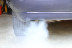 Feinstaubursache Autoabgase: Diese sind eine Gefahr (Foto: Gaby Eder/pixelio.de)