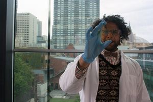 Mohammad Taha mit spezialbeschichtetem Glas (Foto: rmit.edu.au, J. Giggacher) Mohammad Taha mit spezialbeschichtetem Glas (Foto: rmit.edu.au, J. Giggacher)