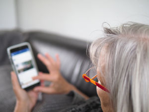 Frau am Handy: Spiele so beliebt wie nie (Foto: Petra Bork, pixelio.de)