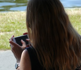 Teenager mit Smartphone: Pornos immer früher geschaut (Foto: pixelio.de, Lupo)