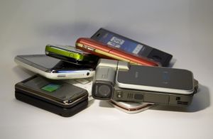 Handys: Nutzungsdauer bei nur zwei Jahren (Foto: Harald Wanetschka, pixelio.de)