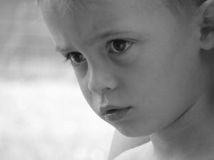Kind: Jungs beim Thema Missbrauch oft vergessen (Foto: Roland Köster/pixelio.de)