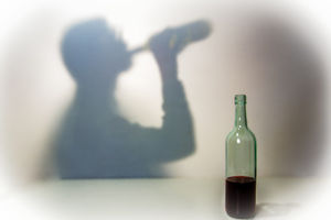 Flasche Wein: Viele US-User shoppen betrunken (Foto: Bernd Kasper, pixelio.de)
