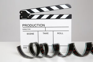 Filmklappe: YouTube will nun auch Kinos erobern (Foto: Tim Reckmann, pixelio.de)