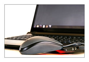 Laptop: Online-Shopper beachten Amazon-Ads kaum (Foto: birgitH, pixelio.de)