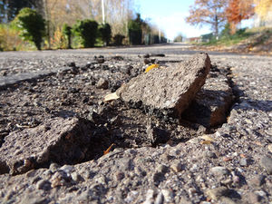 Schlagloch: Gefahr für Verkehrsteilnehmer (Foto: pixelio.de/lichtkunst.73)