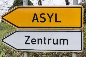 Asyl - Zentrum: gute Geschäfte für EHC (Foto: pixelio.de/Timo Klostermeier)