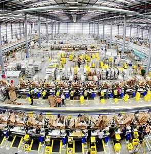 Amazon-Halle: massive Kritik an Arbeitsbedingungen (Foto: amazon.co.uk)